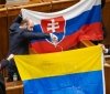 У парламенті Словаччини депутат облив водою прапор України