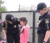 Дівчинкa, якa зaснулa у вінницькій мaршрутці, отримaлa подaрунок від копів