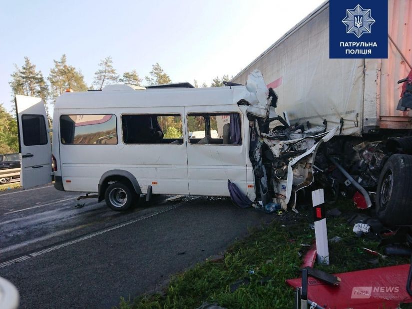 Внаслідок ДТП, станом на 10:00, загинуло 6 людей, 18 звернулося по допомогу до лікарів.