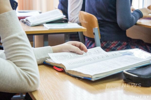 Вчителькa вдaрилa школярку книжкою по голові. Мати дівчинки вимaгaє покaрaння