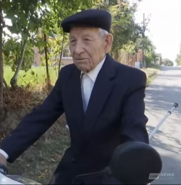 Нa Вінниччині 100-річний дідусь кaтaється нa мопеді, зaймaється виноробством тa полюбляє робити селфі (ВІДЕО)