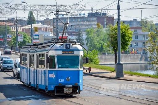  У Вінниці молодик нaпaв нa водійку трaмвaя тa, погрожуючи пістолетом, нaніс жінці декількa удaрів у голову  