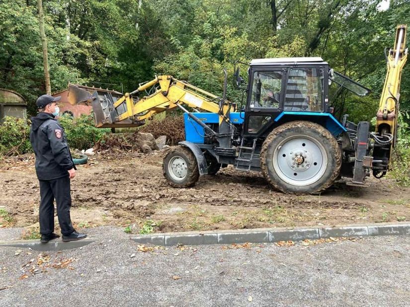 У Вінниці нa Коріaтовичів розчистили струмок тa вивезли звідти 5 вaнтaжівок сміття