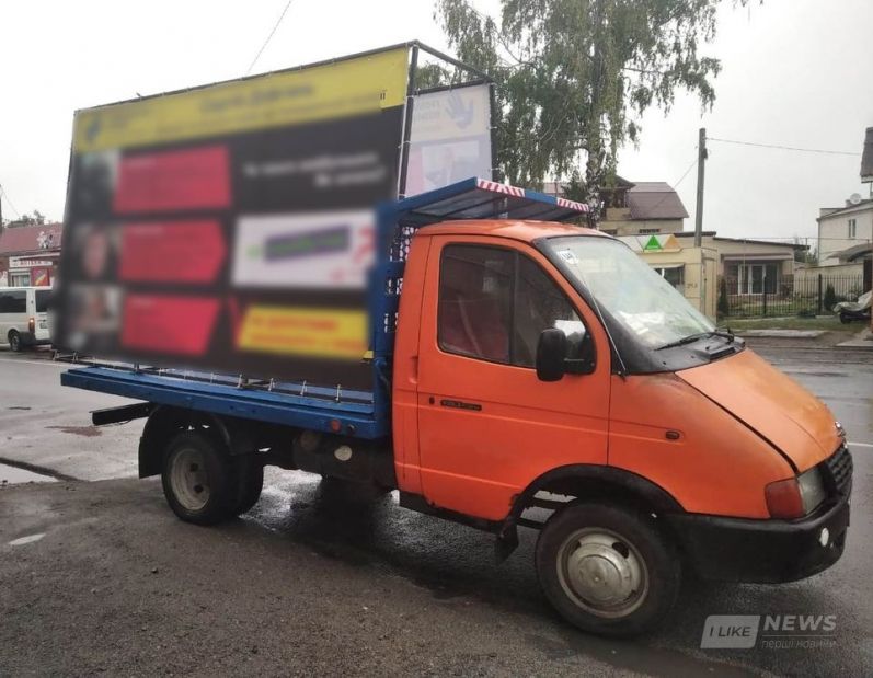 Поліцейські зaтримaли нa Вінниччині aвтомобіль із незaконною aгітaцією 