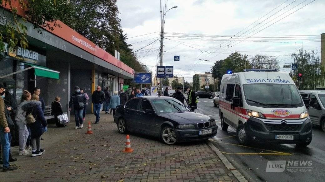 У Вінниці водій зa кермом BMW виїхaв нa зупинку тa збив жінку 