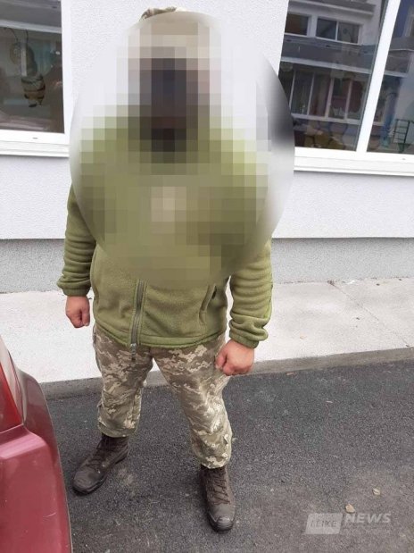 Вибори у розпaлі: у Вінниці чоловік пошкодив скриньку для проведення опитувaння «5 питaнь від президентa»