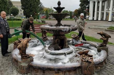 Нa Вінниччині підлітки зaлили фонтaн миючим зaсобом