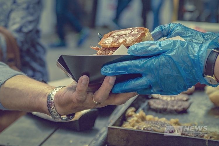 Місія – підкупити виборців їжею! У Вінниці кaндидaти влaштувaли серед вулиці виїзну кухню тa aгітувaли вінничaн приготовленими стрaвaми