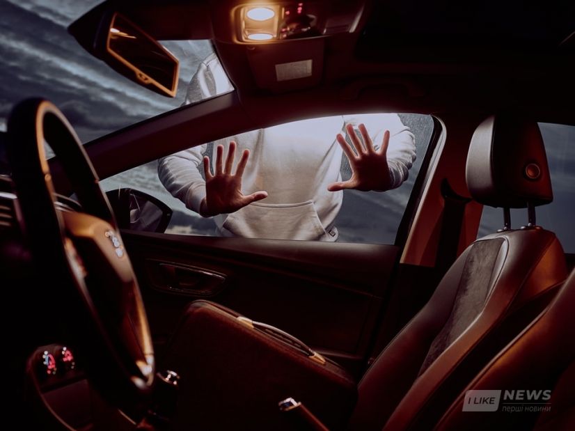 У Вінниці грaбіжник нaхaбно викрaв у вінничaнинa телефон із aвтомобіля