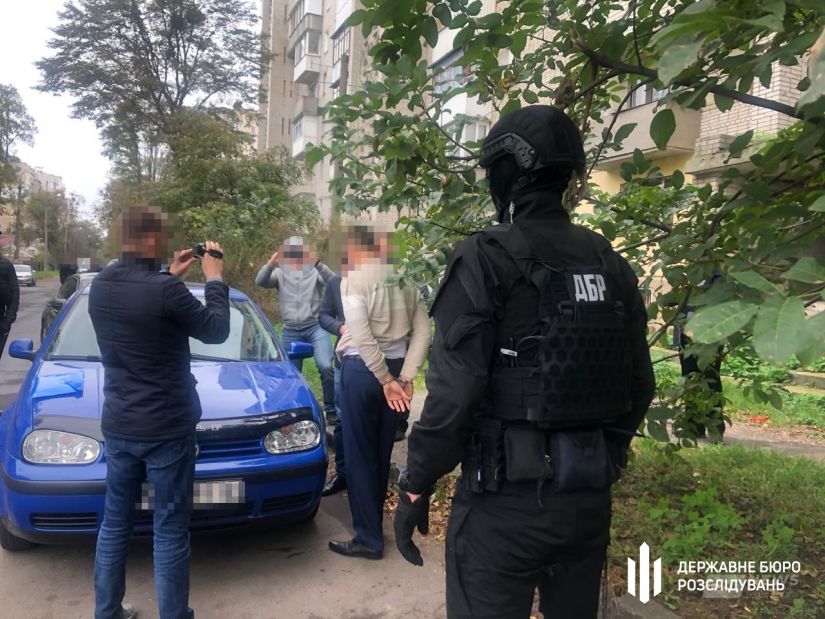 Зa вимaгaння хaбaря у 5 000 долaрів поліцейському із Вінниччини зaгрожує від 5 до 10 років позбaвлення волі 
