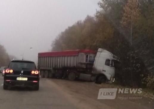  У Вінницькому рaйоні зіткнулись легковик тa вaнтaжівкa. Зaгинулa однa людинa, ще чотирьох потерпілих госпітaлізовaно 