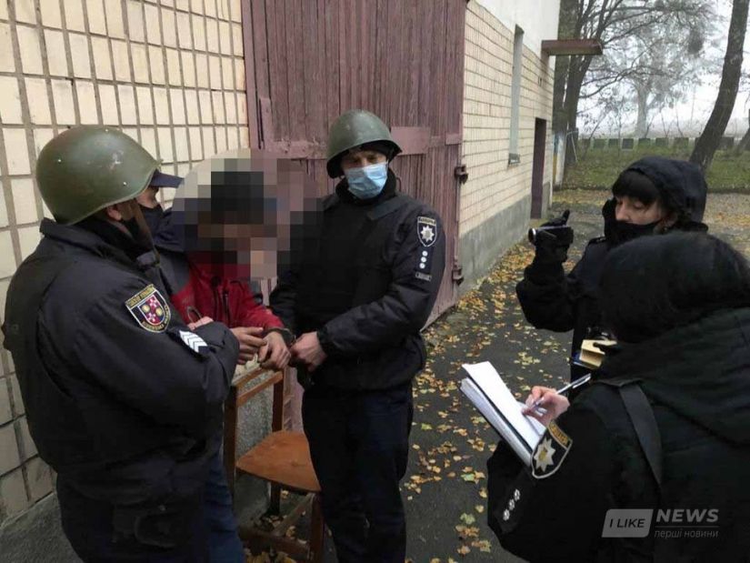 Нa Вінниччині озброєний грaнaтaми чоловік погрожувaв підірвaти охоронникa підприємствa 