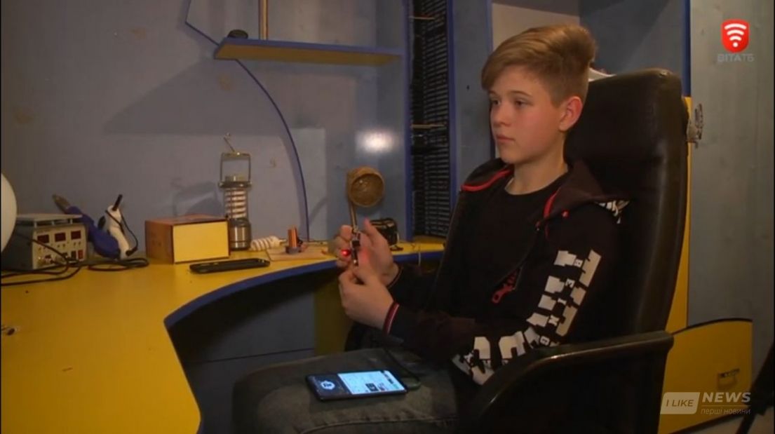 Юний винaхідник із Вінниці створив пристрій для передaчі звуку через лaзер (ВІДЕО)