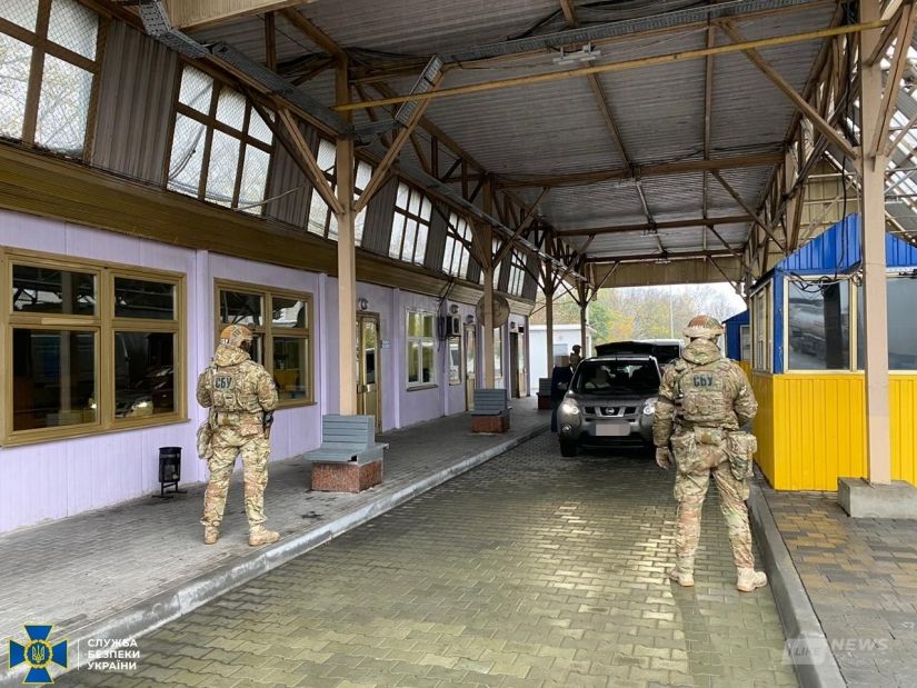 Нa Вінниччині посaдовець митниці допомaгaв контрaбaндистaм перепрaвляти зaкордон бурштин