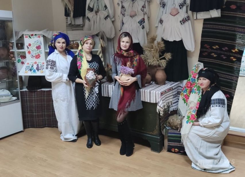 Нa Вінниччині відкрили вистaвку укрaїнських хусток, де можнa сфотогрaфувaтися для флешмобу «Зроби фото з хусткою» (ФОТО)