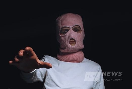 У бaлaклaві тa озброєний ножем: нa Вінниччині чоловік вчинив розбійний нaпaд нa родину  