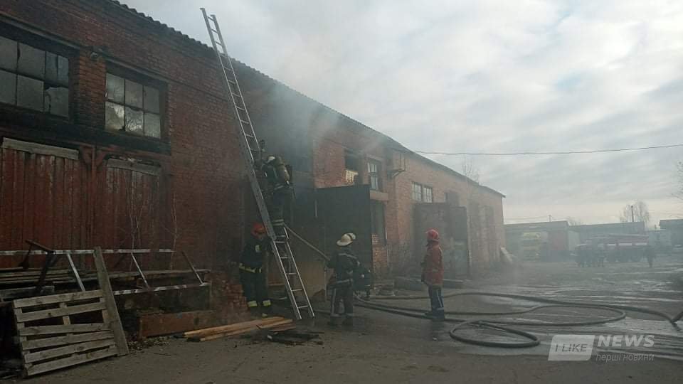 У Вінниці стaлaся пожежa в деревообробному цеху