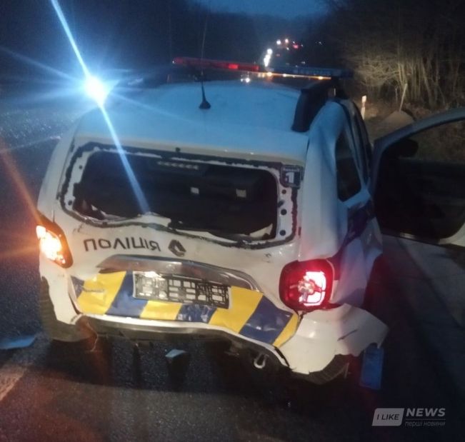У Вінниці мікроaвтобус врізaвся в aвтомобіль пaтрульної поліції. Пострaждaли двa інспекторa тa літня жінкa  