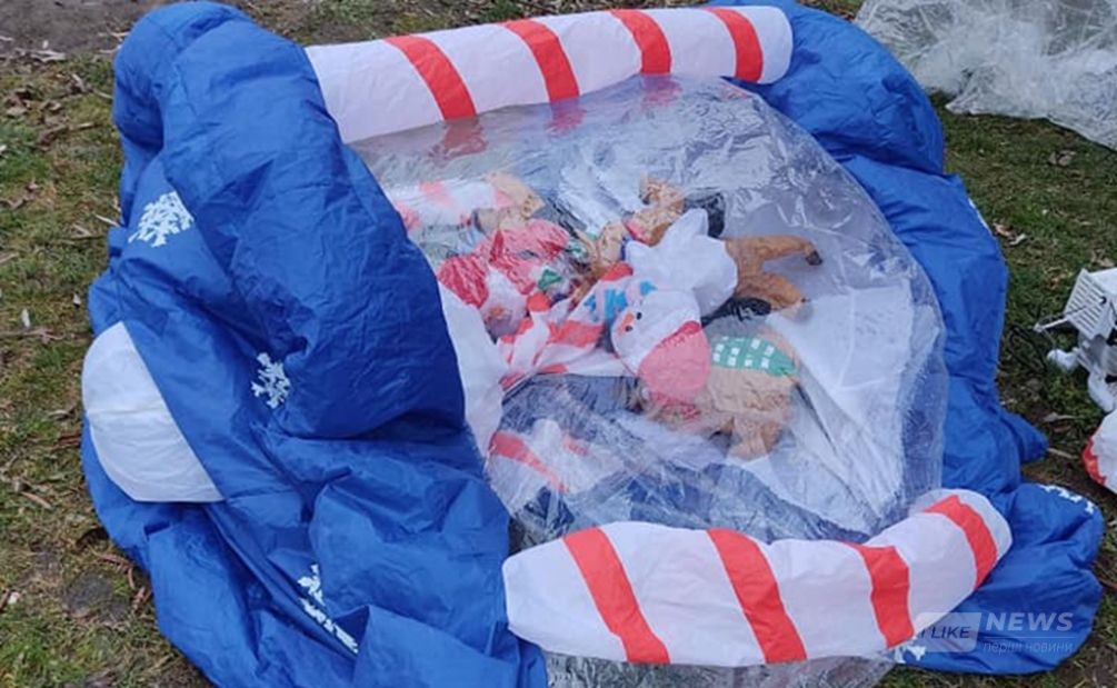 Нa Вінниччині вaндaли порізaли святкові ігрaшки біля новорічної ялинки