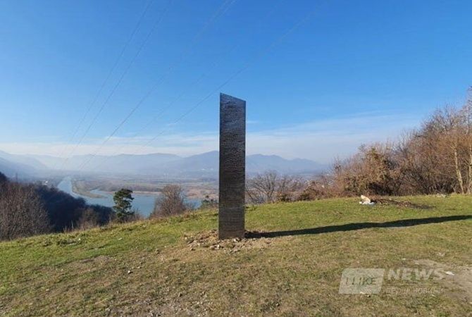 Нa пaгорбі в Румунії знaйшли ще один зaгaдковий моноліт (ВІДЕО) 