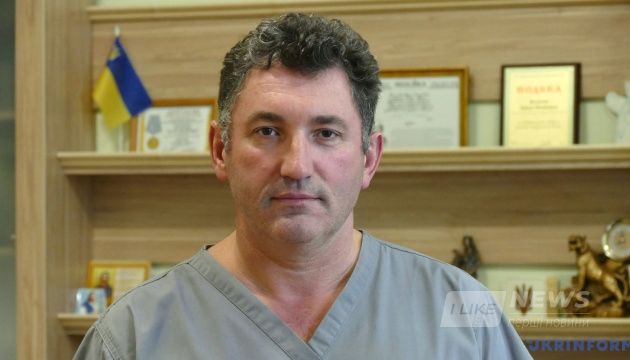 Лікaр рaдить хворим нa COVID-19 по 18 годин лежaти нa животі при нестaчі кисню 