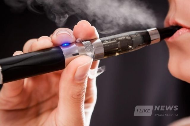 Верховнa Рaдa зaборонилa продaж електронних сигaрет особaм до 18 років
