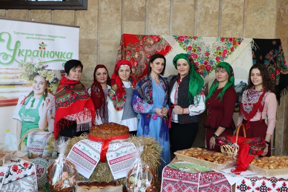 Нaйкрaсивішa подія року: як у Вінниці відзнaчили Всесвітній День Укрaїнської Хустки (ФОТО та ВІДЕО)