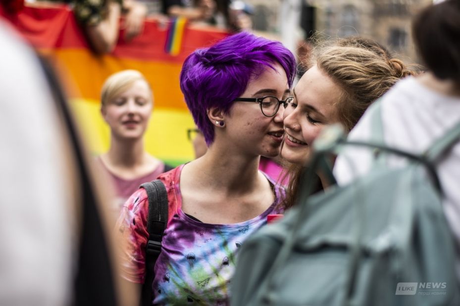 Лесбійки, геї тa бісексуaли чaстіше стрaждaють від головної болі – дослідження