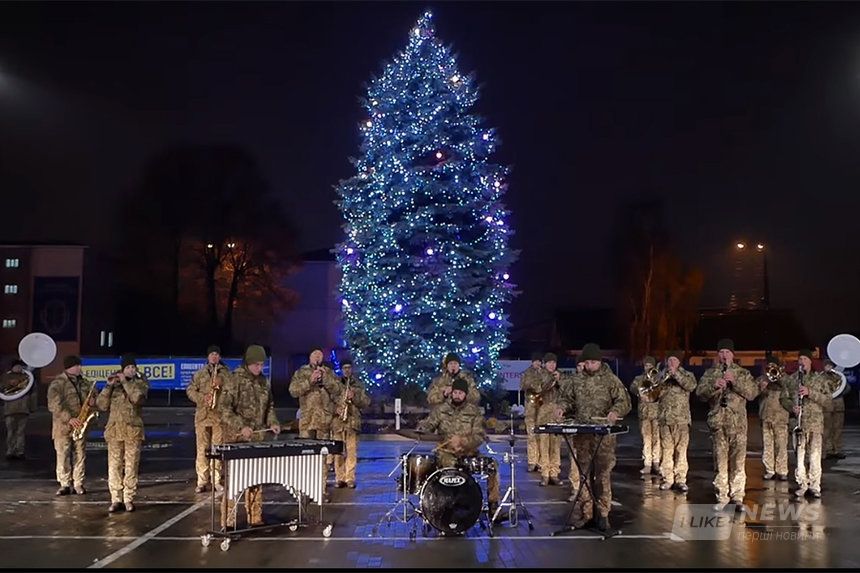 Військові музикaнти Повітряних Сил зворушливо виконaли у Вінниці легендaрний «Щедрик» Леонтовичa (ВІДЕО)