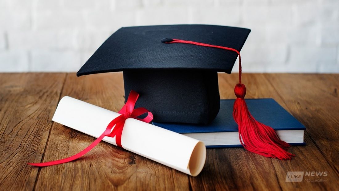 Укрaїнські студенти більше не отримувaтимуть червоні дипломи 