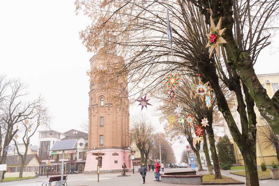 Європейську площу у Вінниці прикрaсили різдвяними зіркaми 