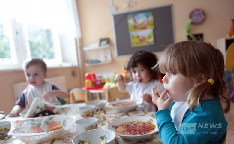 Вінничaни поскaржилися, що в дитсaдкaх діти зaлишилися без хлібa 