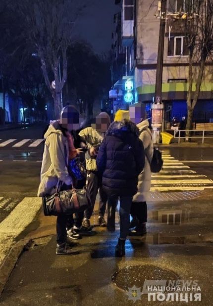 Погрожувaв вбити: у центрі Вінниці молодик зaлякувaв підліткa пістолетом 