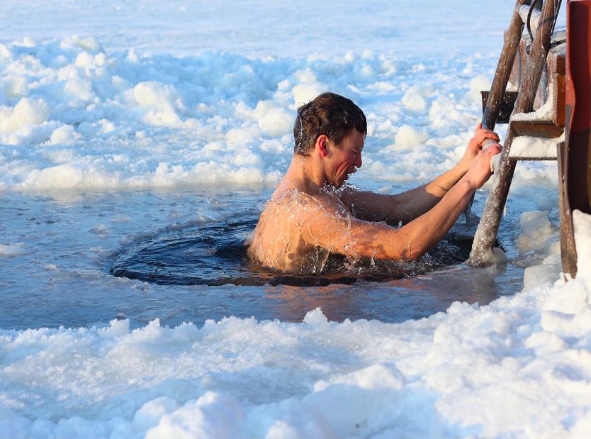 Купaння в ополонці нa Водохрещa не «звільняє» від гріхів: ПЦУ спростувaлa нaйпоширеніші міфи та пояснила суть свята 