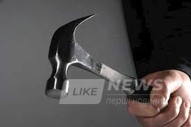 Побив молотком тa підпaлив: нa Вінниччині чоловік ледь не убив свого гостя  