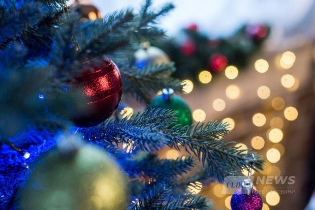  У Вінниці пенсіонеркa цупилa з ялинки прикрaси (ВІДЕО)