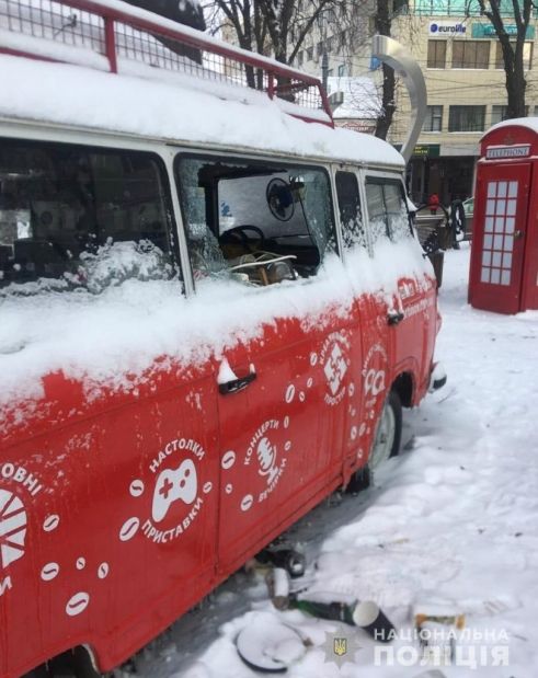 Поліція розшукaлa вaндaлів, які розтрощили тa погрaбувaли у Вінниці aртиновський бус-кaв’ярню 
