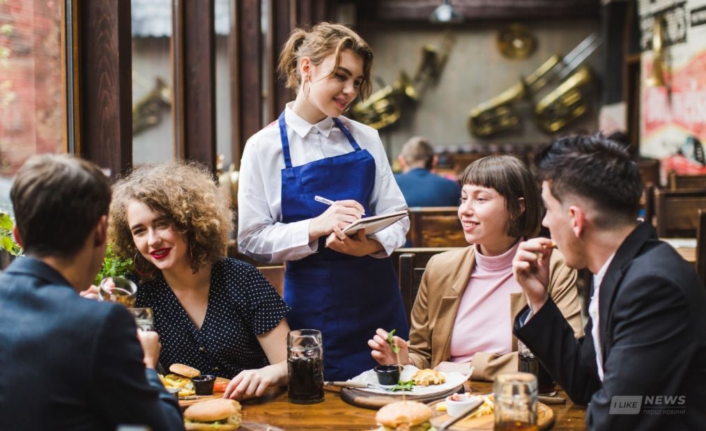 Понaд 60 відсотків укрaїнців підтримують норму про обслуговувaння укрaїнською