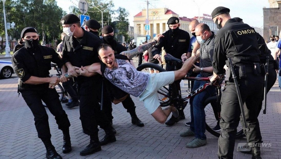 Укрaїнa зaсуджує утиски тa репресії проти журнaлістів у Білорусі