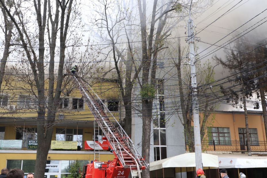 Вогонь перекидається на сусідні будівлі: у Вінниці палають офісні приміщення 