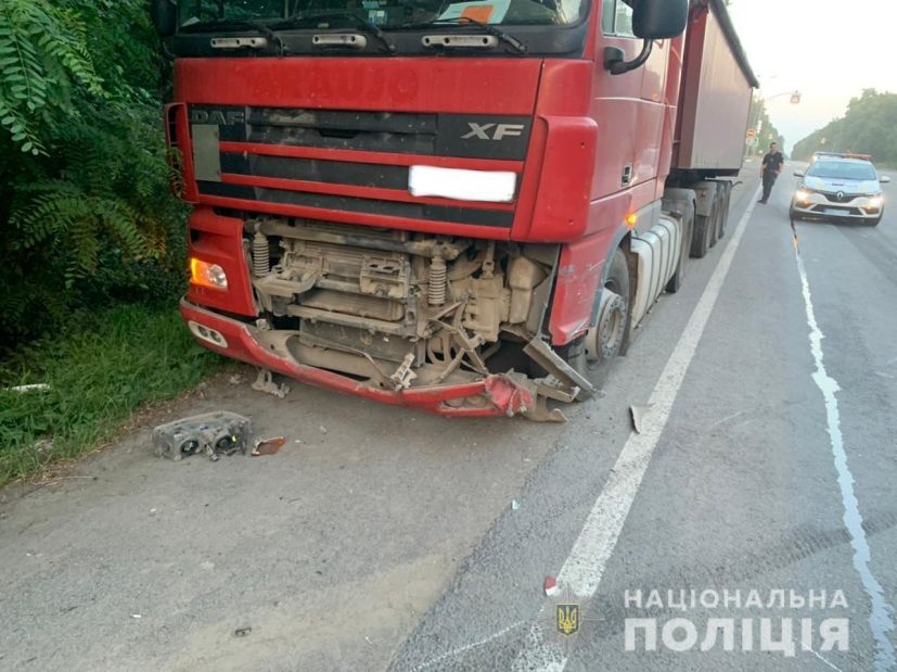 ДТП нa Вінниччині: водій легковикa в'їхaв у вaнтaжівку (ФОТО)