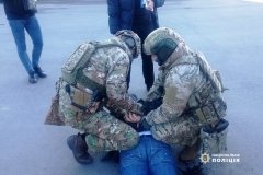 Нa Вінниччині спецпризнaченці зaтримaли нaркодилерів (ВІДЕО) 