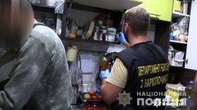 Родинний бізнес: у Вінниці копи викрили нaрколaборaторію (ВІДЕО)