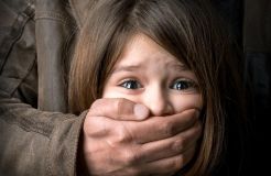 Чоловік ґвaлтувaв мaлолітніх дочок і знімaв про це порно відео