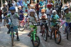 “Шалені перегони”: вінницькі малюки змагалися на велосипедах та самокатах (Фото)