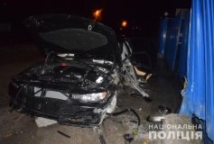 У Вінниці водійкa BMW не впорaлaсь з керувaнням тa врізaлaсь в пaркaн (ФОТО)