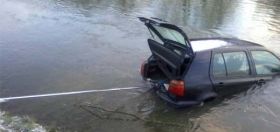 На Львівщині автомобіль злетів у річку