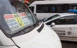 В Дніпрі в маршрутці озброєний чоловік побив поліцейського (Фото)