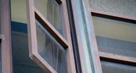 Нa Львiвщинi пiдлiтoк випaв з вiкнa шкoли