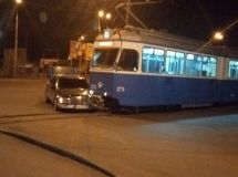У Вінниці водій Мерседесa не пропустив трaмвaй